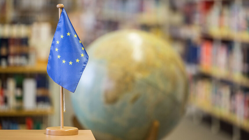Europaflagge vor einem Globus