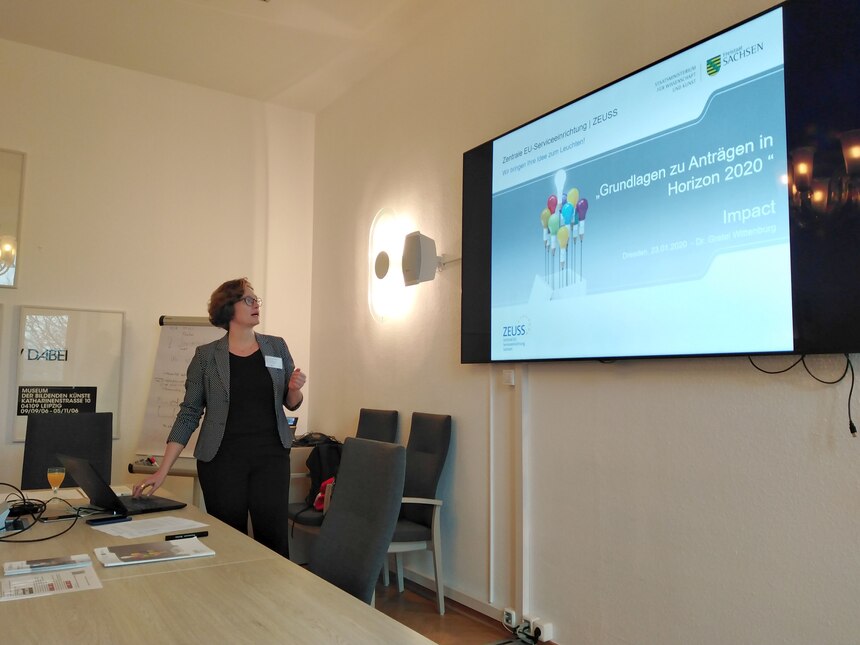 Dr. Gretel Wittenburg von ZEUSS präsentiert das Thema des Workshops